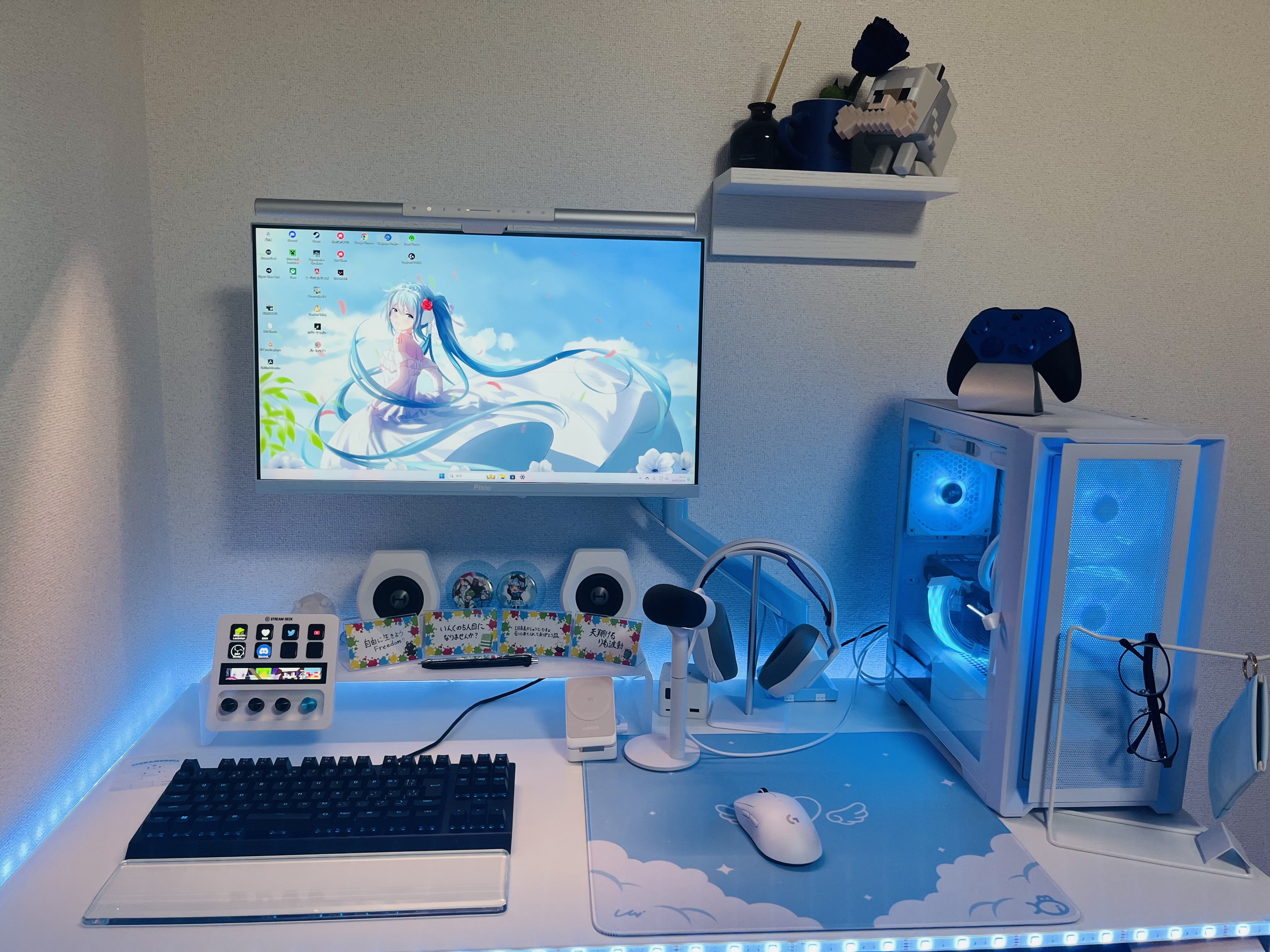未完成の白×水色デスク
